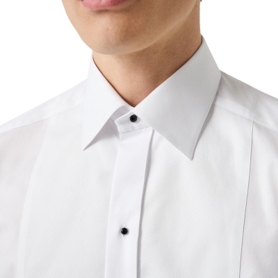 Homem com camisa branca texturizada e botões pretos