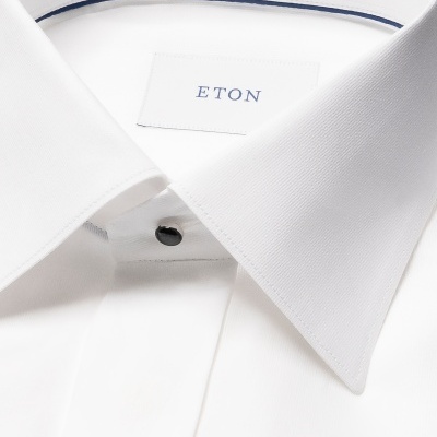 Camisa branca com colarinho clássico e botão preto