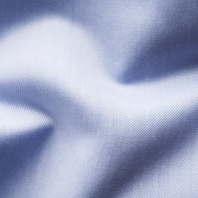 Tecido azul claro com textura fina e dobras suaves