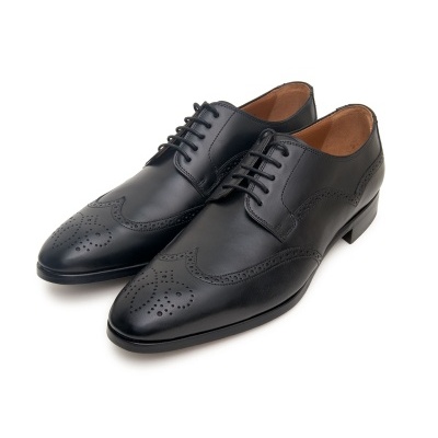 Sapatos sociais pretos de couro com detalhes perfurados e atacadores pretos