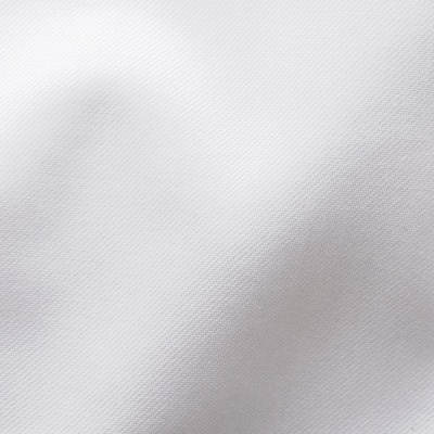 Tecelagem branca com textura fina e padrão diagonal.