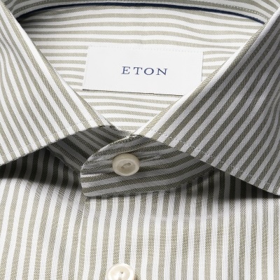 Camisa riscada branca e verde-oliva com gola e botões brancos, etiqueta ETON