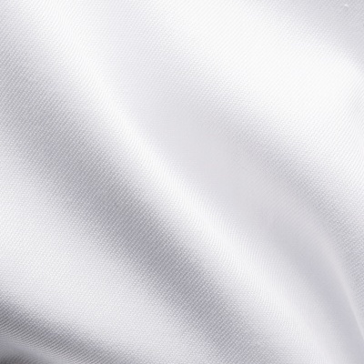 Tecido branco com textura entrelaçada e dobras suaves