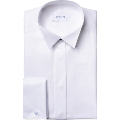 Camisa social branca dobrada com etiqueta ETON