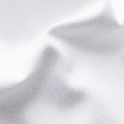 Tecido branco com textura fina e dobras suaves