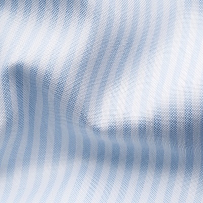 Tecido de riscas azuis e brancas com textura ondulada