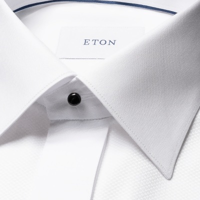 Camisa branca ETON com botão preto no colarinho e logo ETON visível no interior do colarinho