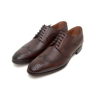 Sapatos masculinos castanhos em couro com padrão perfurado