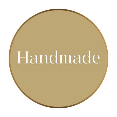 Etiqueta redonda bege com texto Handmade