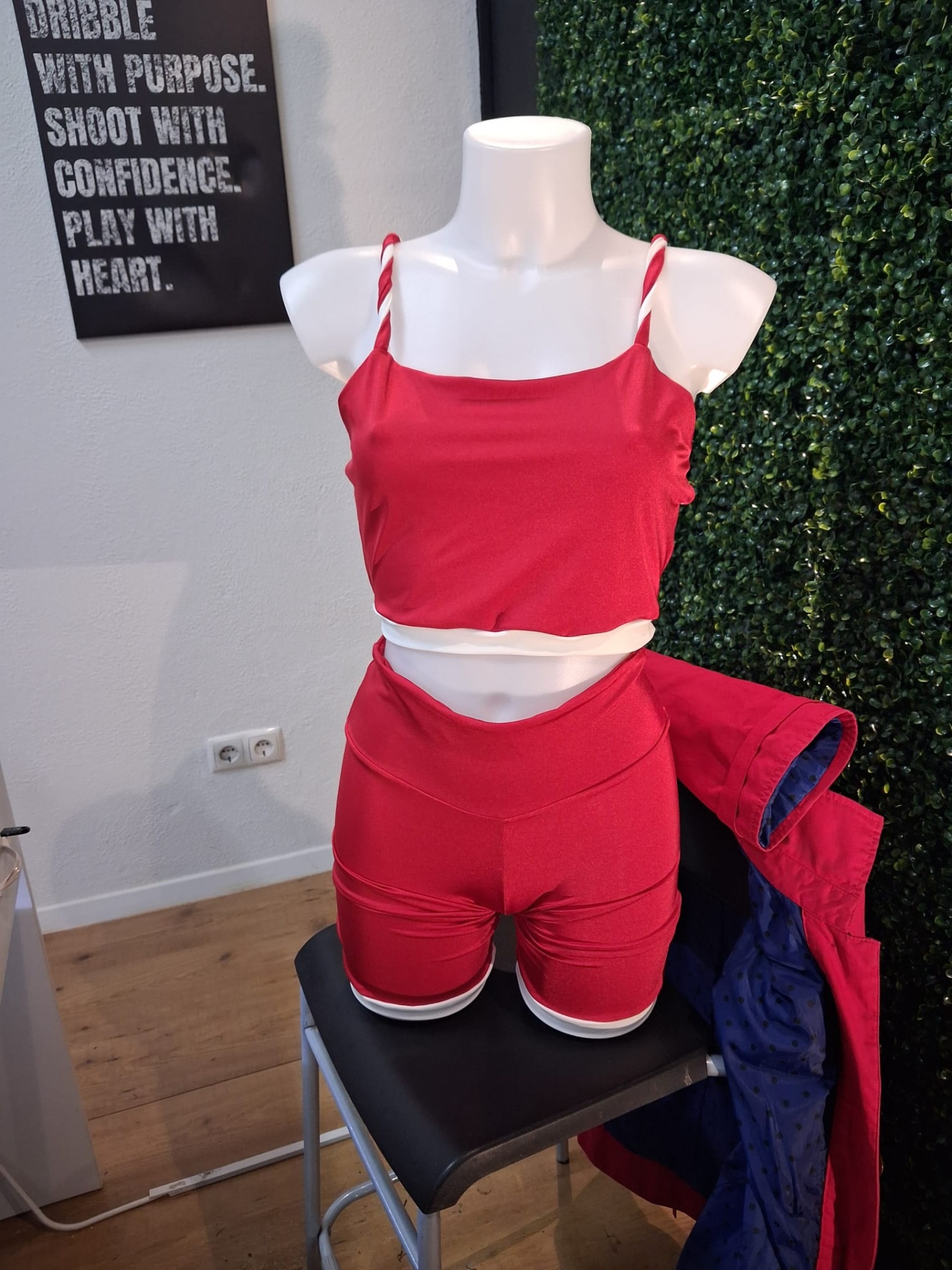 Conjunto desportivo vermelho com top e calções em manequim
