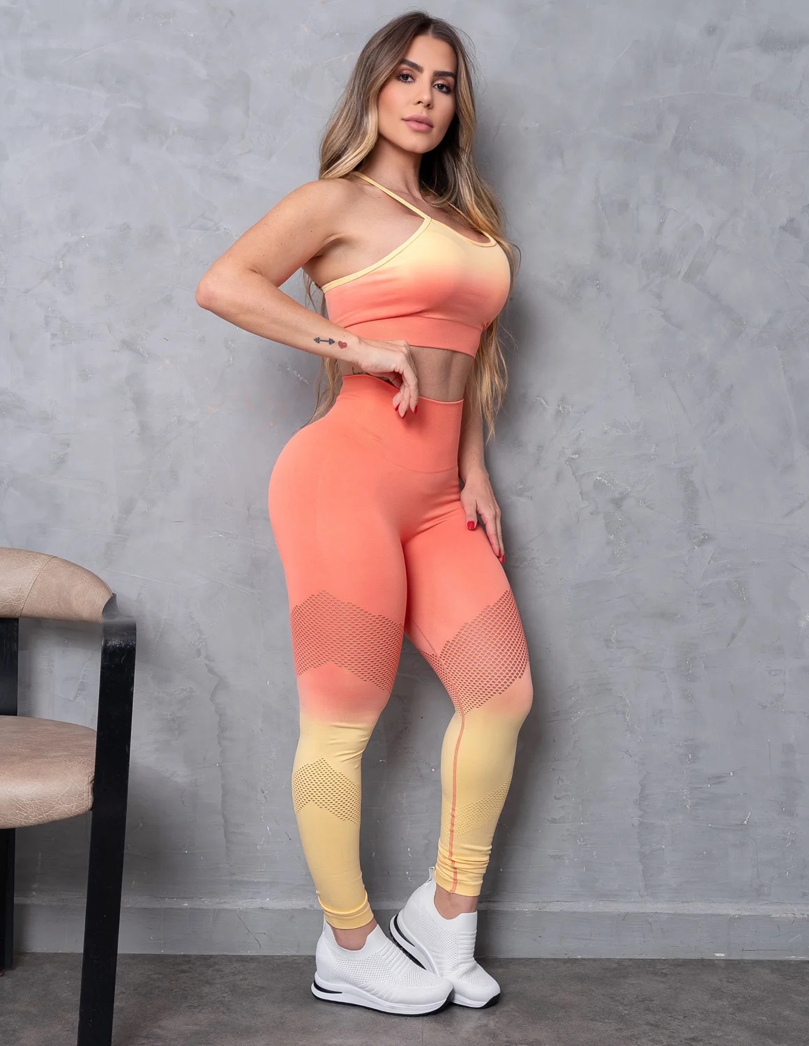 Conjunto Fitness sem Costura em Poliamida Degrade com Cropped sem Bojo e Calca Empina Bumbum Conjunto desportivo laranja e amarelo com leggings e top feminino