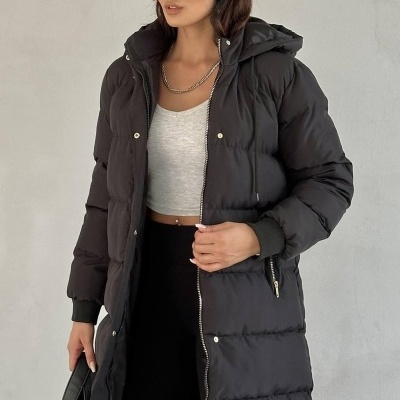 Casaco comprido acolchoado preto com fecho dourado