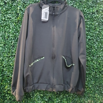 Casaco desportivo preto com fecho de correr e bolsos com padrão verde e branco