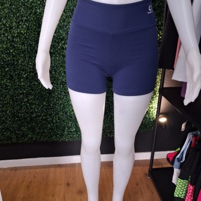 Shorts azul marinho justos com cintura alta em manequim branco