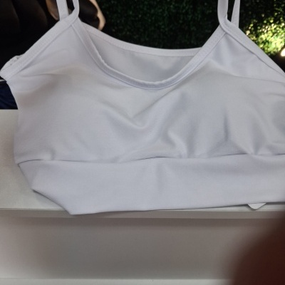 Top branco de alças finas em tecido liso sobre superfície branca