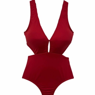 Fato de banho vermelho feminino com decote em V e recorte central.