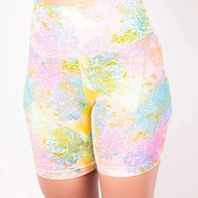 Calções justos coloridos com padrão geométrico em relevo