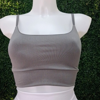Top cropped cinzento com alças finas em manequim branco