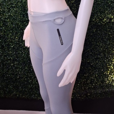 Leggings cinzentas com bolso e logótipo basecamp em manequim branco
