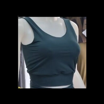 Top feminino preto sem mangas em manequim