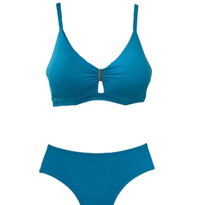 Biquíni azul turquesa com top triangular e cueca de cintura alta