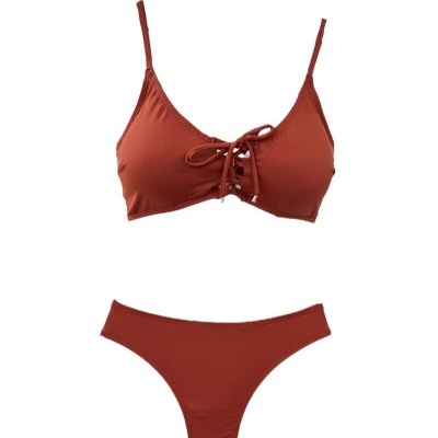 Conjunto de biquíni vermelho tijolo com alças finas e laço na parte superior