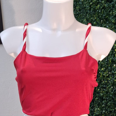 Top vermelho feminino com alças torcidas branco e vermelho no manequim