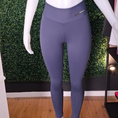 Leggings azul-acinzentadas com cinta alta e etiqueta baseativa num manequim