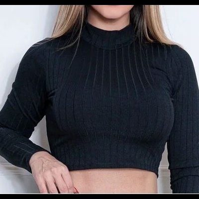 Camisola cropped preta de malha canelada com gola alta e mangas compridas