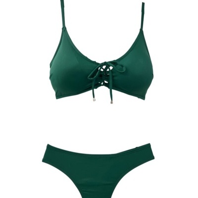 Biquíni verde-folha com laço frontal e cueca.