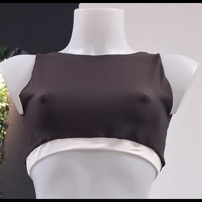 Top cropped castanho escuro com barra branca em manequim branco
