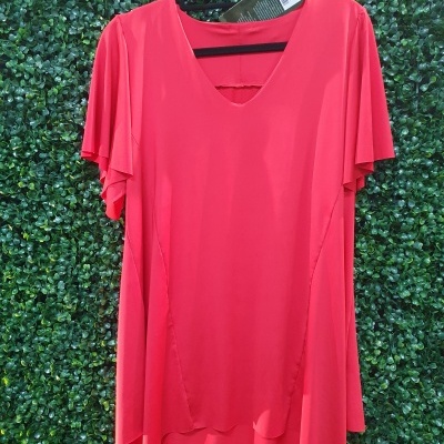 Blusa vermelha com gola em V e mangas curtas em fundo verde