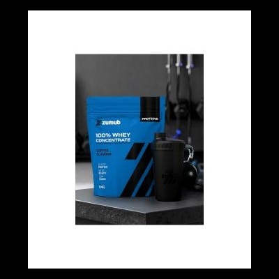 Pacote azul de 1 kg de whey protein com copo misturador preto em mesa de ginásio