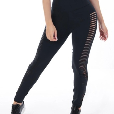 Leggings pretas com recortes verticais nas pernas e ténis pretos
