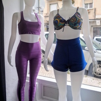 Duas manequins com roupa desportiva e biquíni em vitrine