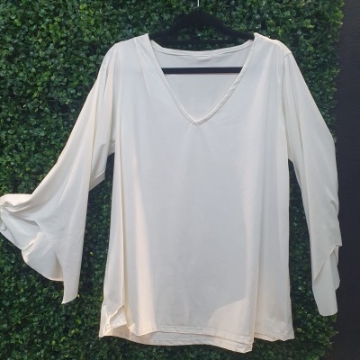 Blusa branca com decote em V e mangas longas com folhos em cabide preto