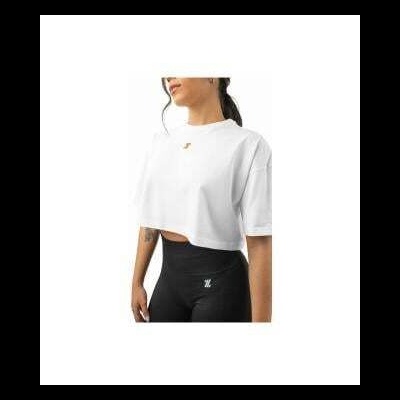Blusa cropped branca de manga curta com calças pretas justas