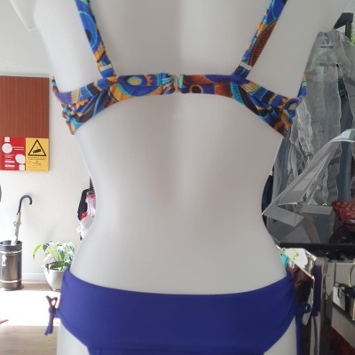 Bikini estampado e azul escuro num manequim