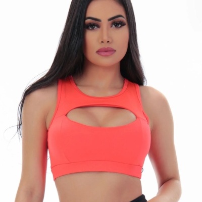 Top desportivo coral com recorte frontal numa modelo