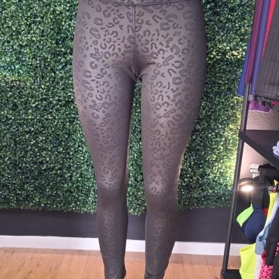 Leggings cinzentas com padrão animal print em relevo em manequim