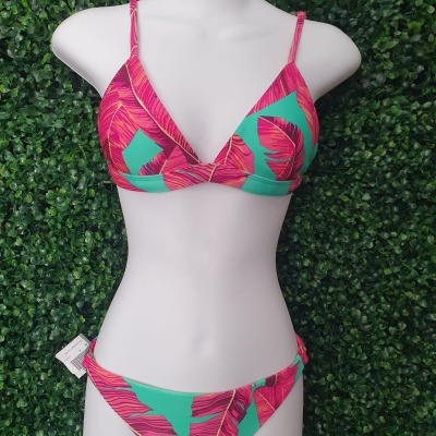 Fato de banho duas peças cor-de-rosa e verde água com padrão de folhas
