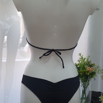 Fato de banho preto de duas peças visto de costas num manequim branco