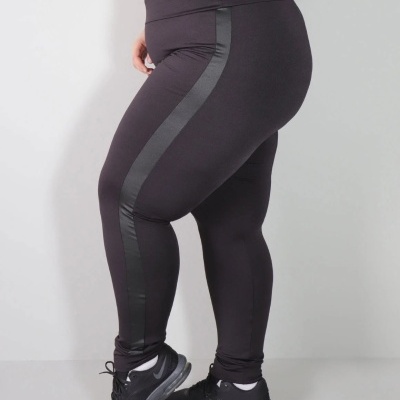 Leggings negras com faixa lateral brilhante e ténis pretos