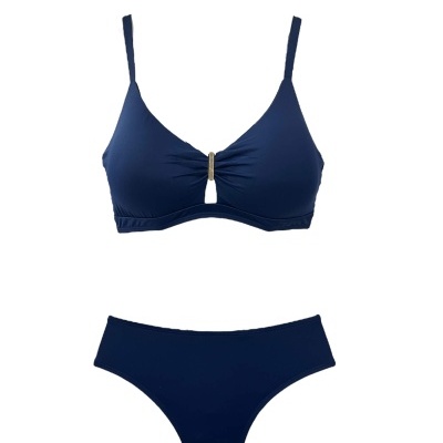 Conjunto de bikini azul escuro com apoio e argola dourada