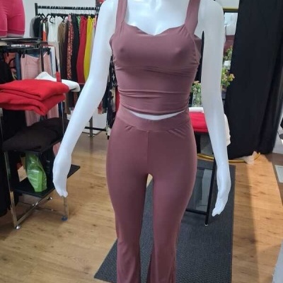 Conjunto feminino rosa queimado em manequim numa loja de roupa