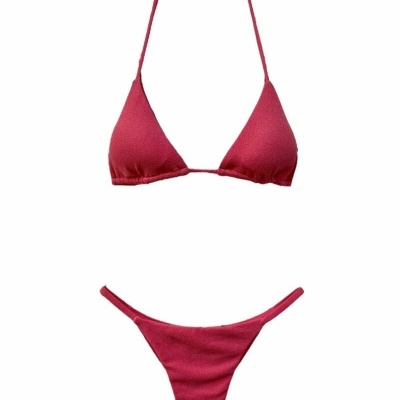 Conjunto de bikini vermelho com top de triângulo e calcinha clássica