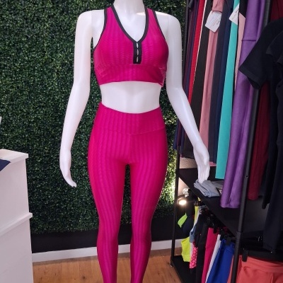 Conjunto desportivo feminino fúcsia com top e calças justas