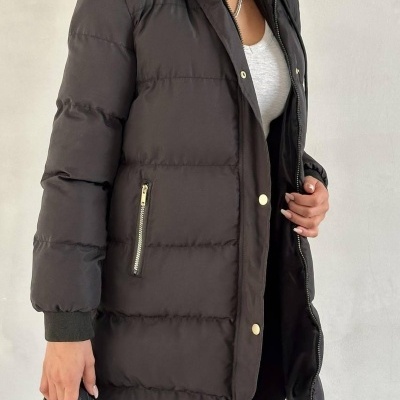 Casaco acolchoado preto com capuz e fecho dourado