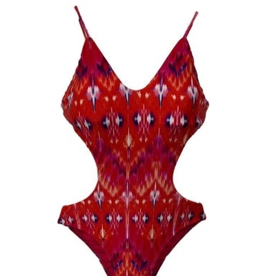Fato de banho vermelho com padrão geométrico colorido e recortes laterais
