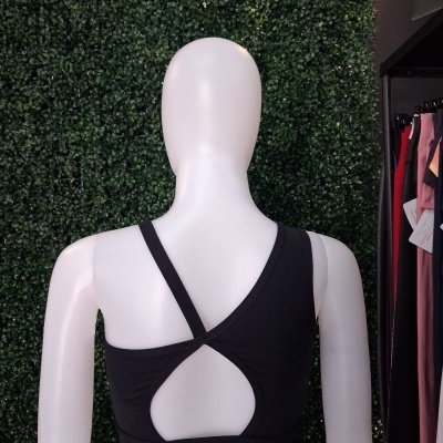 Mannequim com top desportivo preto com alças finas e corte oval nas costas
